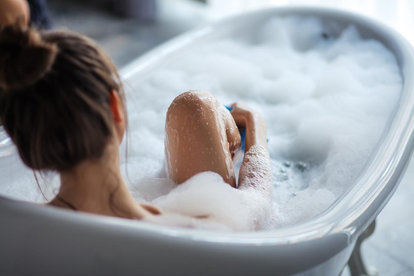 How to remove your spray tan - how to remove fake tan easily at home with a bath and scrub